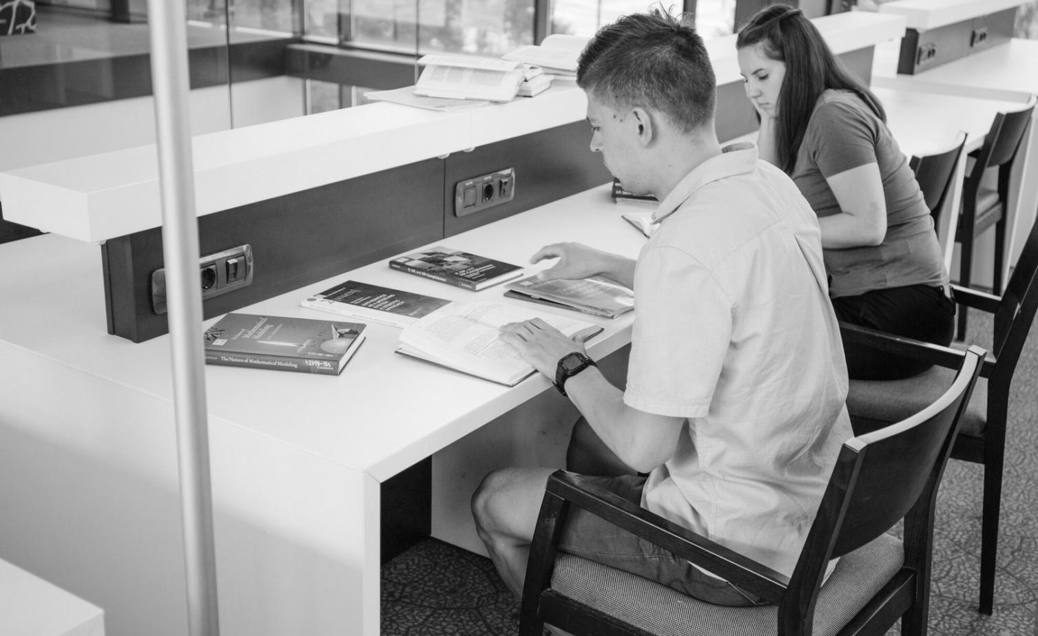 Equipo de consultores financieros trabajando con herramientas de análisis presupuestario