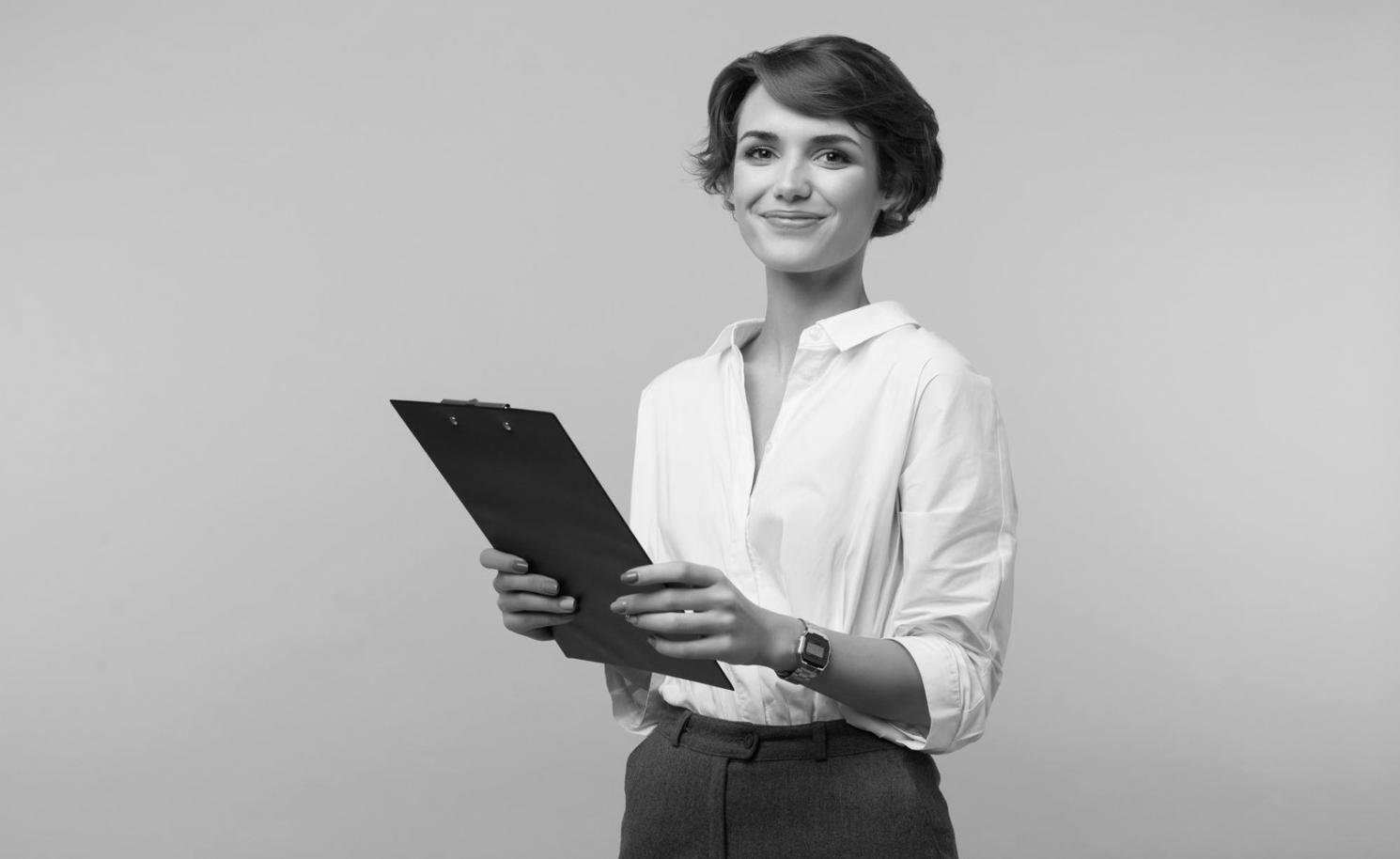 Equipo de análisis trabajando en estrategias financieras personalizadas