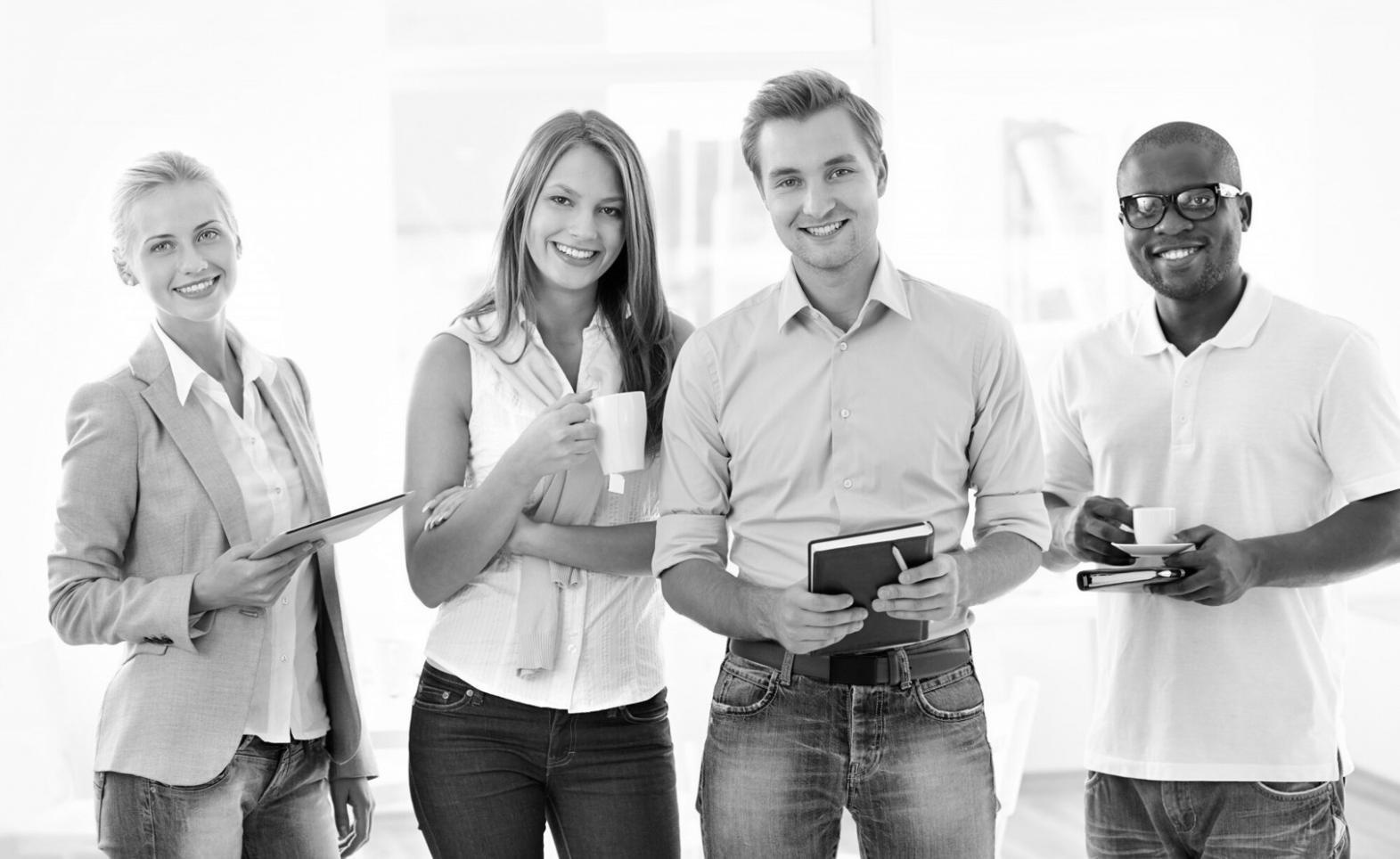 Profesional revisando análisis financiero